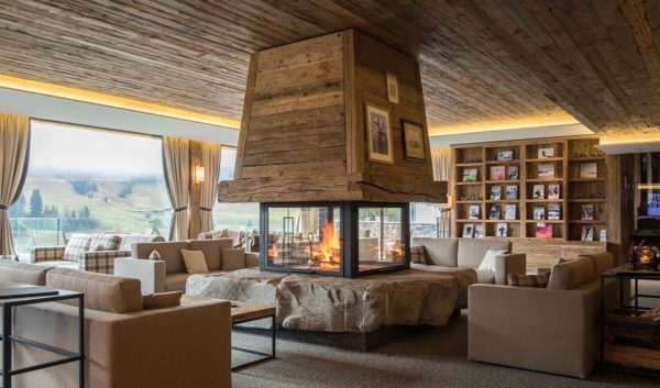 Conheça o décor aconchegante do Hotel de Rougemont no coração dos Alpes Suíços 10